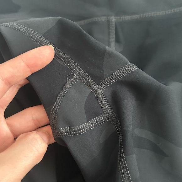 ALO Yoga High-Waisted Vapor Legging 28” - Black Camo SMALL - Picture 4 of 6